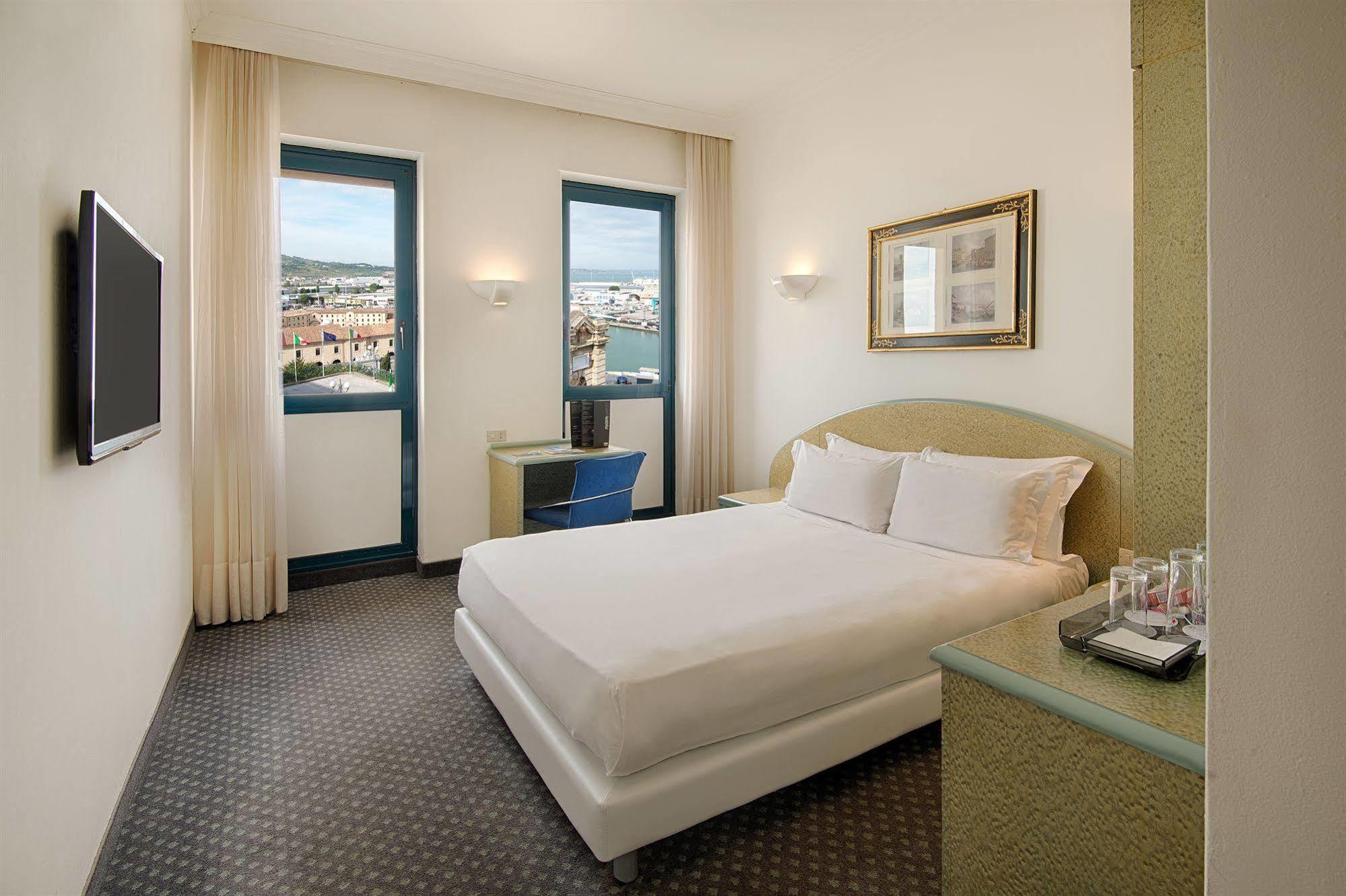 Hotel Nh Ancona Esterno foto